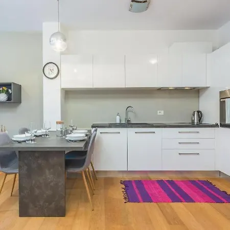 Appartments Strawberry בית הארחה