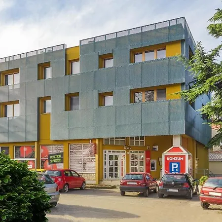 Appartments Strawberry בית הארחה 4*
