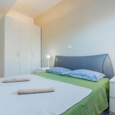 Guest house Appartments Strawberry 4*